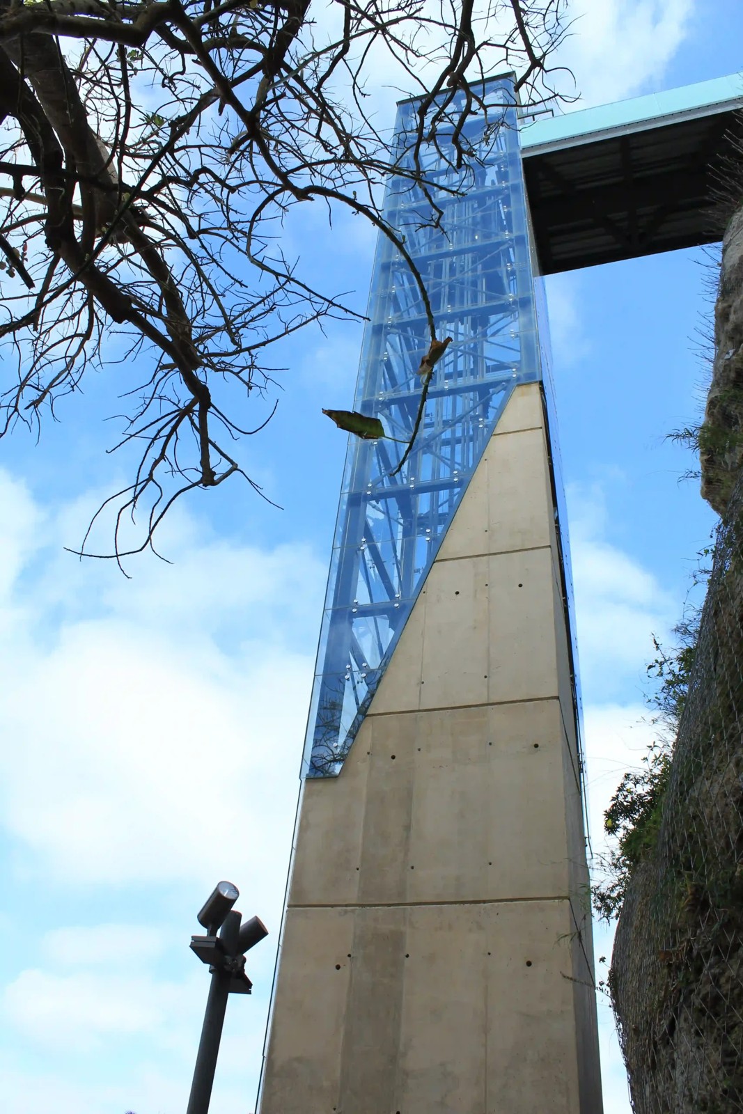 Estructura metálica del ascensor del puerto de Mahón vista en contrapicado desde la base