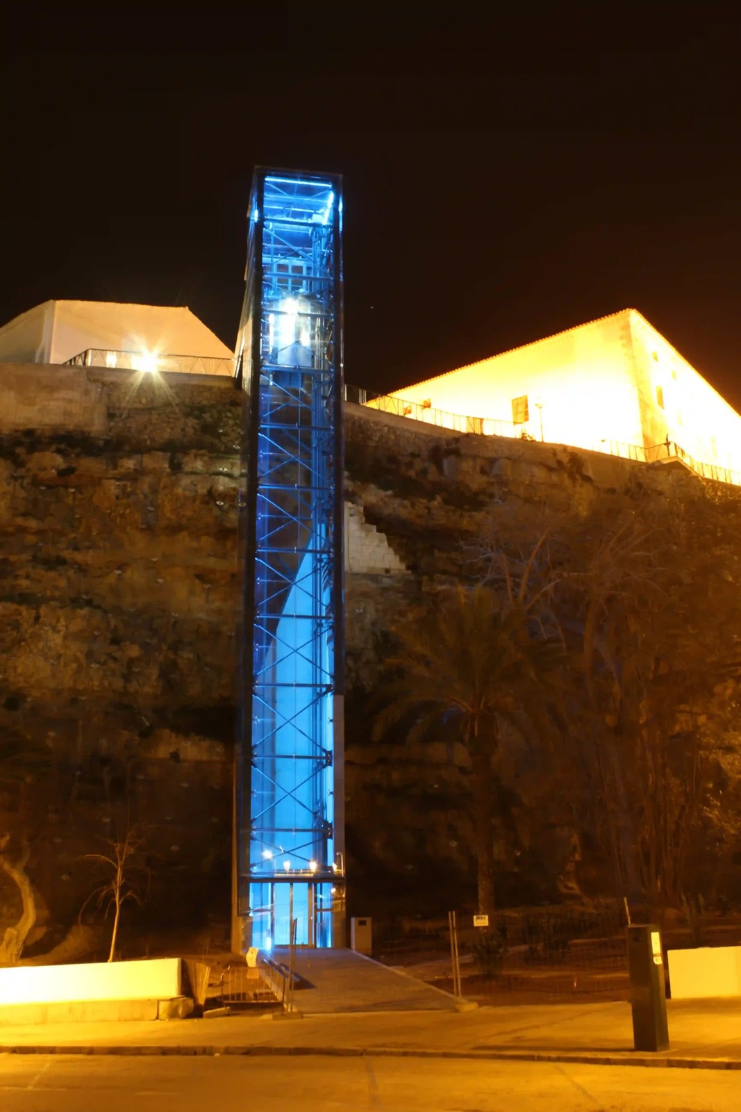 El ascensor panorámico del puerto de Mahón iluminado de noche