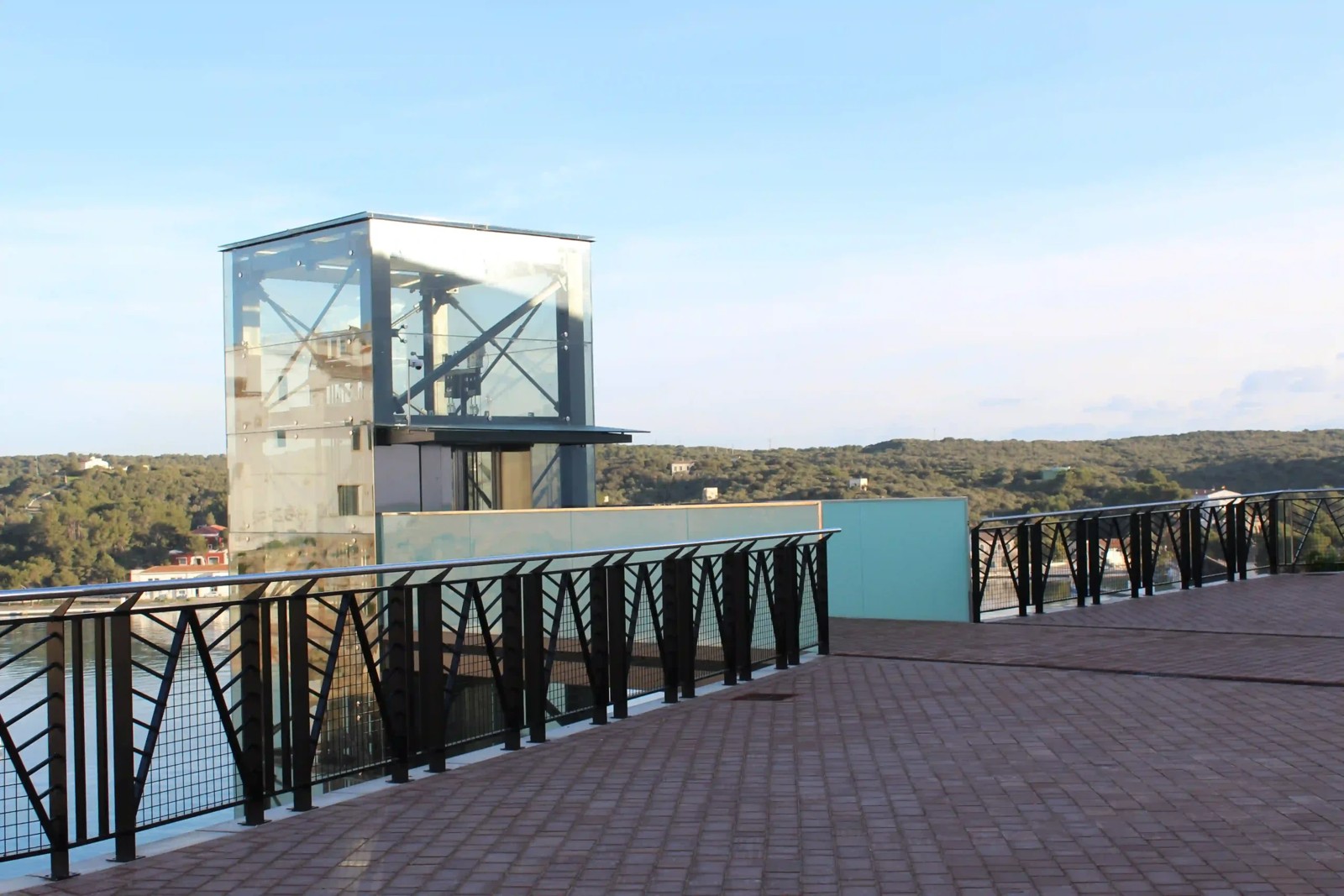 Remate superior del ascensor del puerto de Mahón y la pasarela metálica que llega al mirador