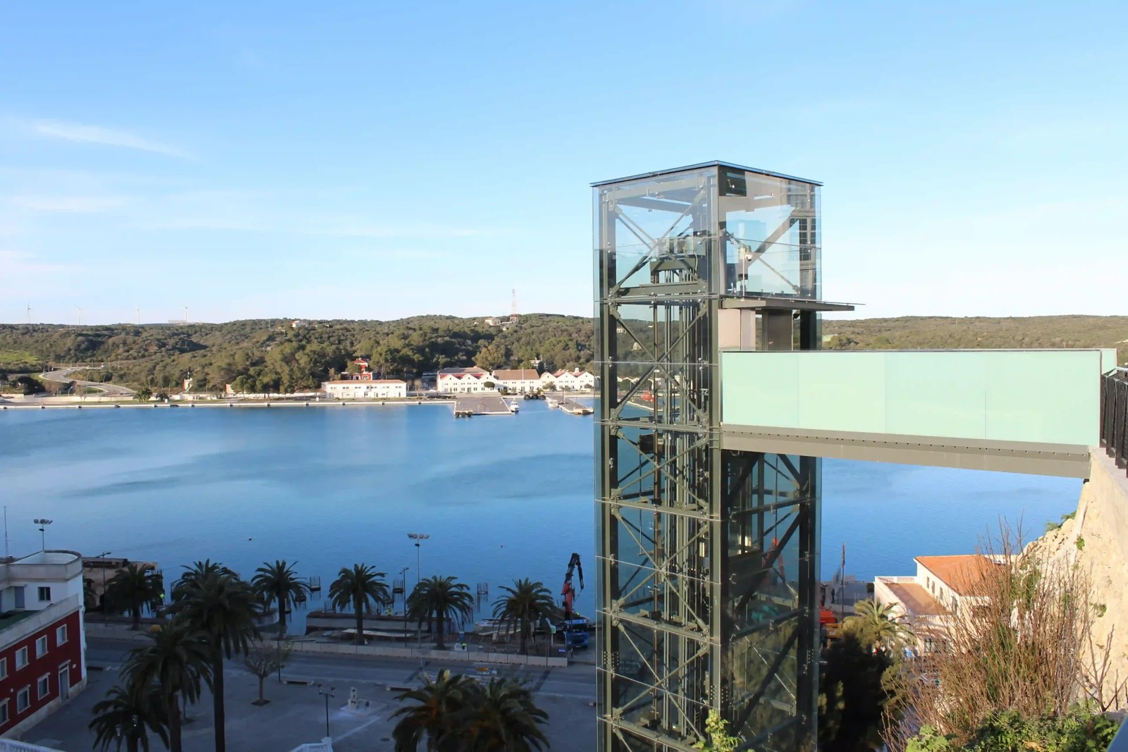 Vista del puerto de Mahón desde el mirador, con la estructura del ascensor en primer término
