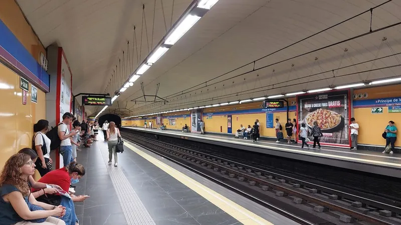 Andén de la estación de metro Príncipe de Vergara (línea 9), ya renovada