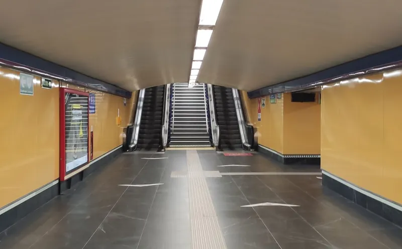 Vestíbulo con escaleras mecánicas de la estación Príncipe de Vergara del Metro de Madrid