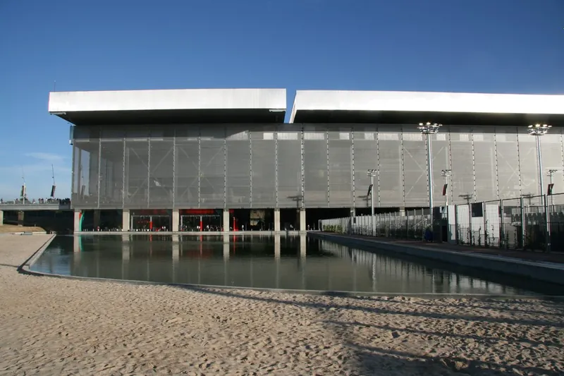 Exterior de la Caja Mágica de Madrid, con la lámina de agua delante