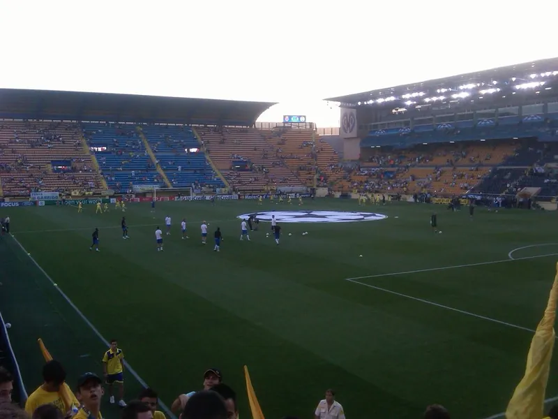 Interior del estadio de Vila-real, entonces El Madrigal, con el césped y las gradas