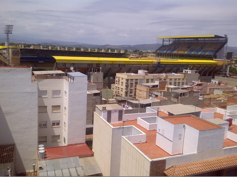 El estadio de Vila-real entre los edificios del barrio, en 2012