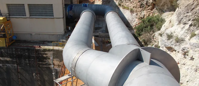 Tubería de acero de gran diámetro fabricada por Luvimetal, montada en obra