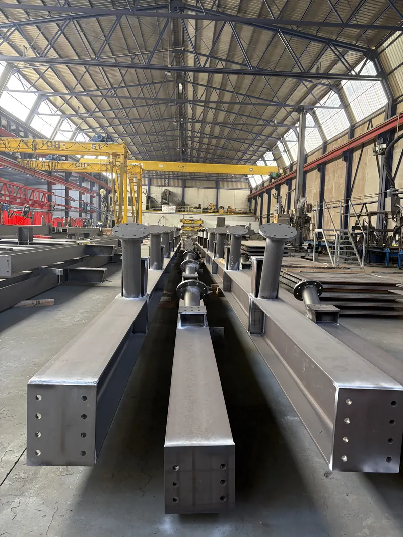 Fila de pilares armados con placa de anclaje en la nave de Luvimetal