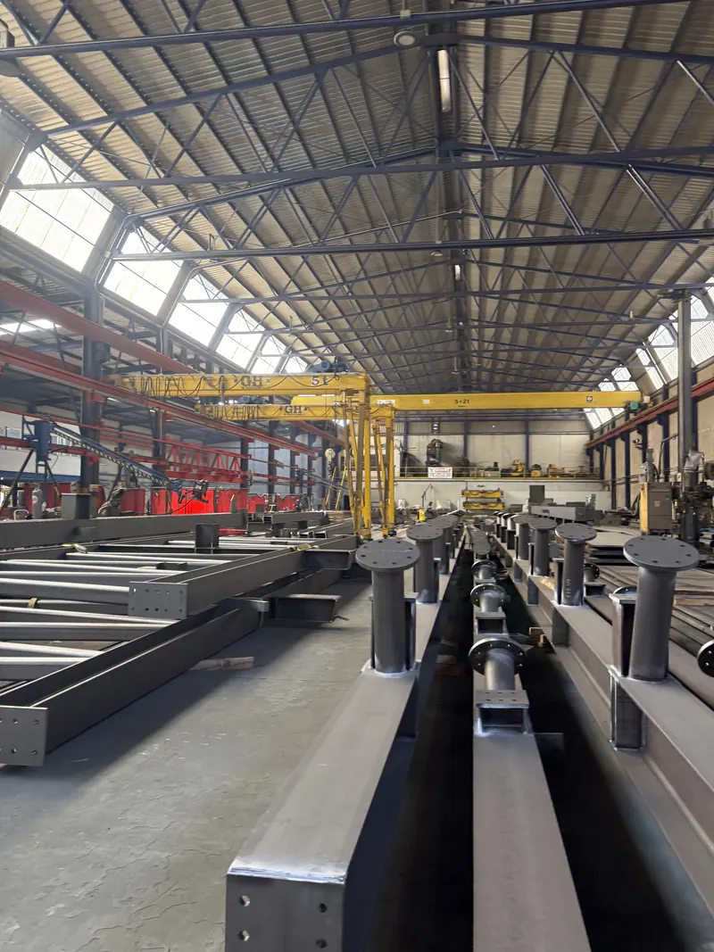 Pilares armados con placas de anclaje acopiados en la nave de Luvimetal