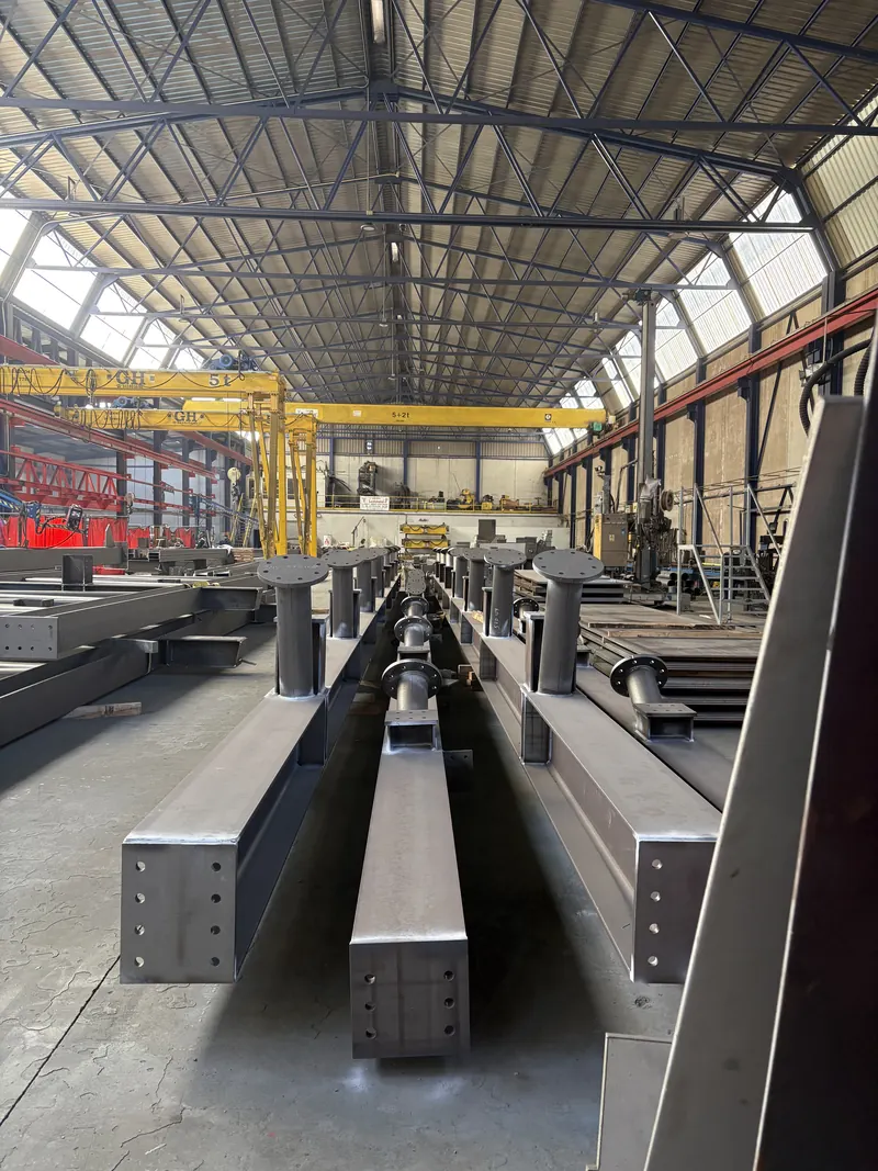Pilares armados con sus placas de anclaje en el taller de Luvimetal, listos para expedir