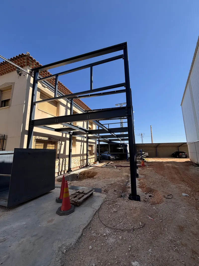 Estructura metálica pintada, ya montada en obra