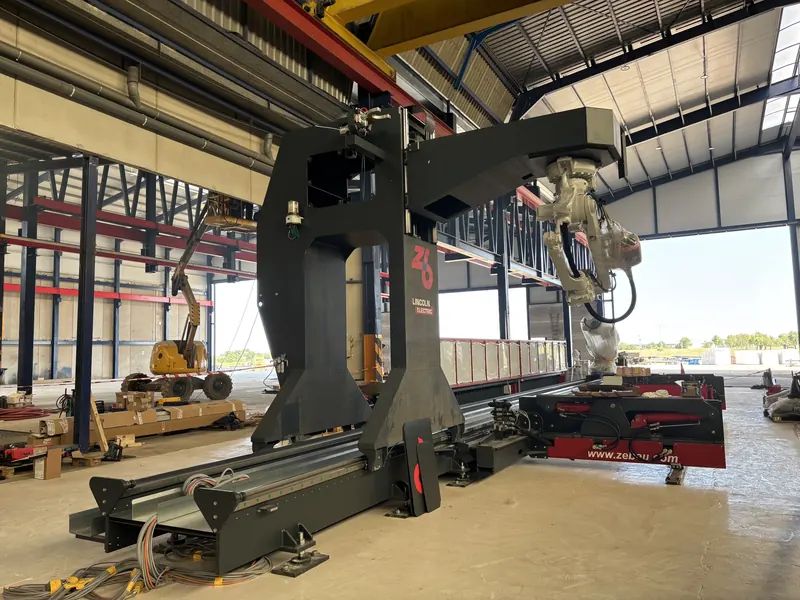 Pórtico de la soldadura robotizada Zeman SR 760 sobre su bancada, en la nave de Luvimetal