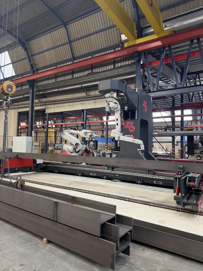 Sistema de soldadura robótica Zeman SR 760 en la nave de Luvimetal: pórtico con el robot sobre la bancada y vigas armadas en primer plano