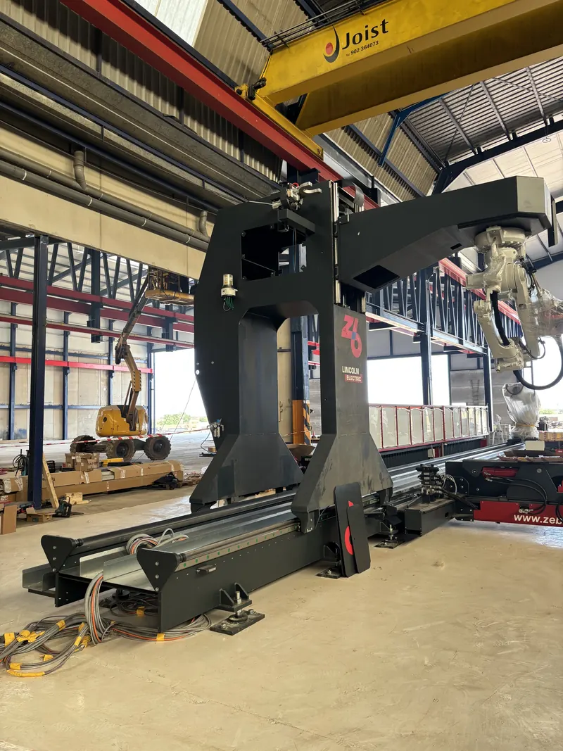 La Zeman SR 760 de Luvimetal vista de lado, con el brazo robot en el pórtico
