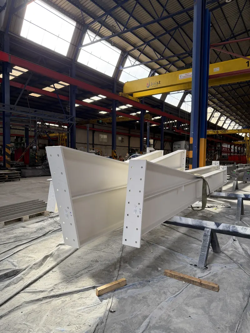 Viga armada pintada en blanco, en la nave de Luvimetal